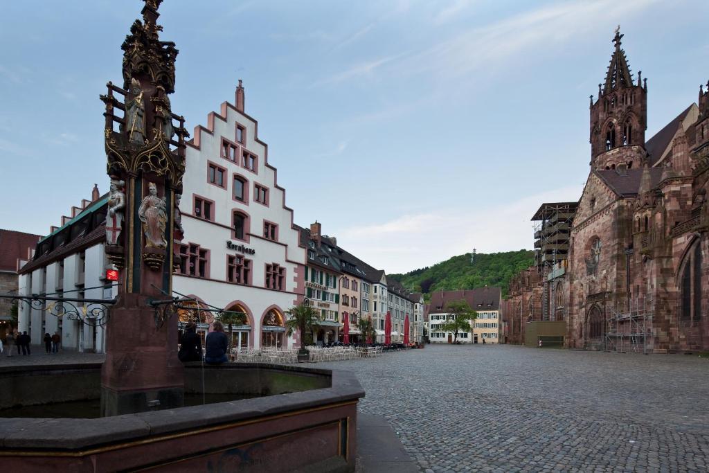 Hotel Rappen Am Muensterplatz Freiburg Bagian luar foto